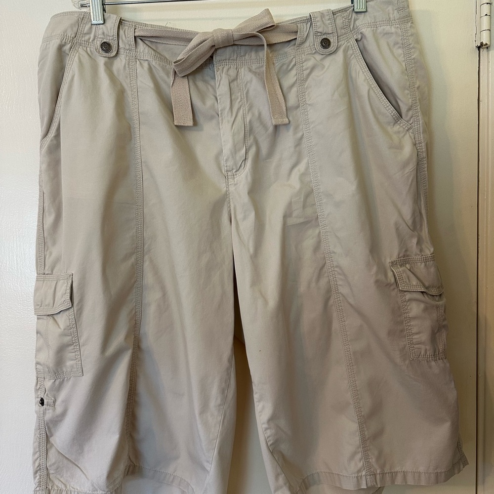 Women’s Plus light tan capri/bermuda short.  Sonoma size 20W, 100% Cotton.